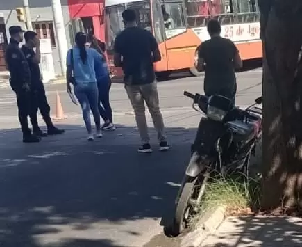 Conductor embistió a una nota y se dio a la fuga