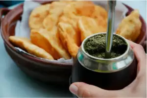 Cmo preparar Torta frita: la receta tradicional con grasa y las sopaipillas sencillas con aceite