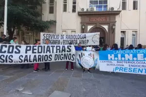 Banderazo en el "Eva Pern": los trabajadores y mdicos se suman al paro de este mircoles