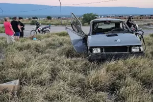 Explot el neumtico de su vehculo, volc, y termin sufriendo lesiones