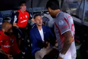 As reaccion Demichelis cuando Enzo Prez se acerc a saludarlo en la previa de la final de la Supercopa Argentina