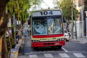 Inhabilitaron a un chofer de colectivo por usar el celular mientras conduca