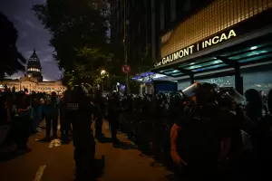 Tensin frente al cine Gaumont en una protesta contra los recortes en Cultura: Hubo tres detenidos y policas heridos
