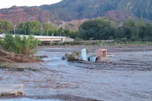 Crecidas arrasaron otra vez las Termas de Villa Vil y se llevaron viviendas en Hualfn