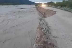 La crecida del Ro Beln provoc graves erosiones en la calzada externa de la Ruta nacional 40