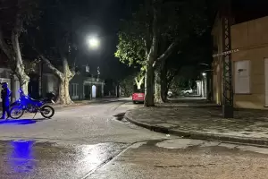 Dos delincuentes encapuchados balearon un edificio y dejaron una nota con amenazas