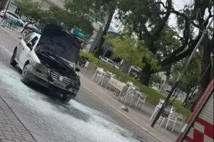 Se incendi un automvil frente al Banco Hipotecario