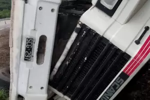 Un camin termin volcando en la Cuesta del Totoral