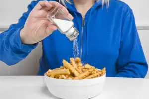 Este es el truco para salvar una comida que te qued� muy salada