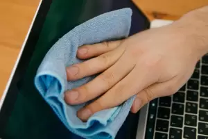 El paso a paso para limpiar tu notebook con detergente sin daarla