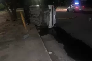 Grave vuelco a  la altura del Club Hpico: el conductor qued inconsciente