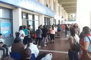 Boleto Estudiantil Gratuito: habilitan punto de trmite en el Parador de Tres Puentes y se colm de  padres y chicos