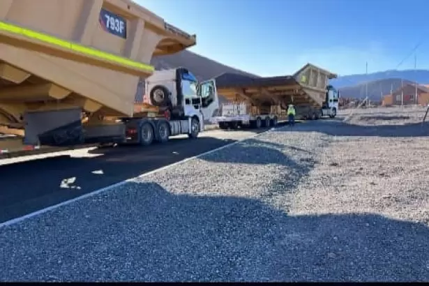 El convoy con equipos mineros atraviesa la Quebrada de Bel�n y mantiene cortes temporales