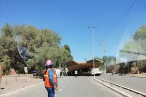 El convoy con equipos mineros avanza muy lentamente en travesas urbanas