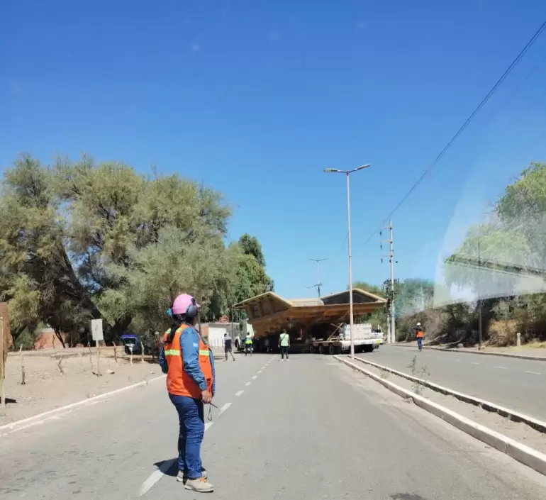 El Convoy con equipos mineros avanza muy lentamente en travesas urbanas