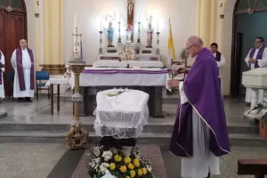 Con familiares y amigos, realizaron la misa exequial del Padre Juan Carlos San Nicol�s