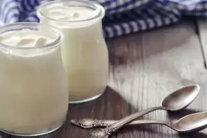 Cmo se prepara el Yogur natural casero: la receta facilsima y cremosa con 2 ingredientes