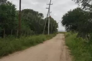 Malestar en Santa Rosa por el estado de un poste en peligro de cada