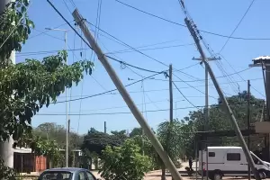 Desaprensivo: camin arrastr cables en Recreo y tir postes de energa
