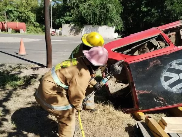 Bomberos voluntarios realizaron practica de rescate vehicular en Valle Viejo