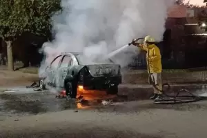 Se incendi un auto en Tinogasta: los daos fueron totales