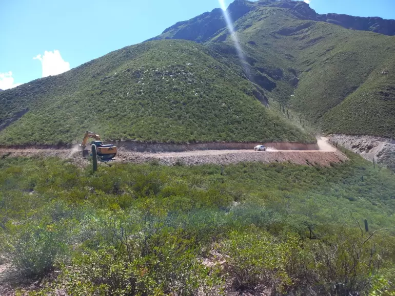 Avanza el camino en el Alto Valle de Cajn, una obra vital para las comunidades serranas de Santa Mara