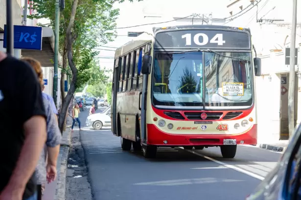 UTA anunci� un paro total del transporte por falta de pago de salarios