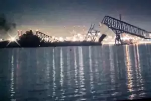 Colaps� un puente en EEUU y decenas de veh�culos cayeron al agua