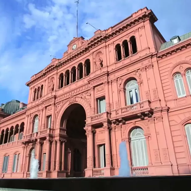 Crisis en la Casa Rosada: chats comprometedores, festejo por YPF y salarios en ca�da tensionan al Gobierno