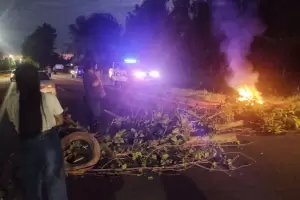 Trabajadores municipales de Los Altos cortan Ruta n 64