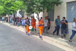 Protesta y marcha de trabajadores de Vialidad Nacional