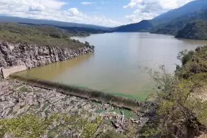 Comenz a salir agua por el vertedero en el Dique Las Pirquitas