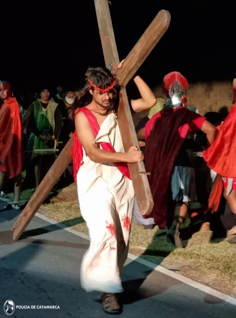 Efectivos policiales junto a jvenes de Banda de Varela pusieron en escena la Pasin de Cristo