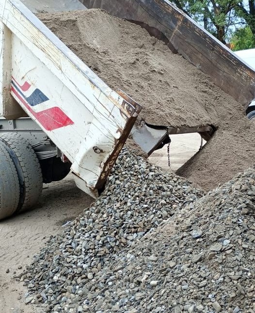 Un camión de la municipalidad de Valle Viejo perdió la carga en plena ...