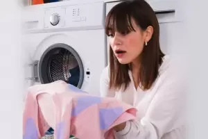 Recupera tu prenda favorita con este truco profesional de tintoreros para quitar manchas de tinta y pintura de la ropa