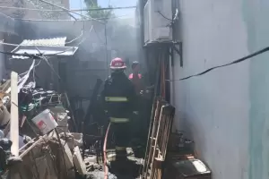 Cortocircuito desat el incendio en un depsito y una mujer debi ser asistida