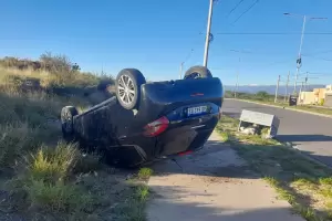 Valle Chico: Espectacular vuelco de un automvil