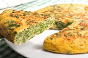 Paso a paso, cmo hacer tortilla de acelga y cebolla rpido y fcil
