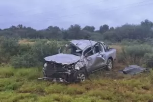 Un auto volc en  La Paz y hay tres heridos