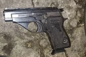 Lo detienen con un arma de fuego