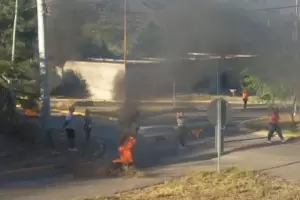 Vecinos de Banda de Varela con corte y quema de neumticos