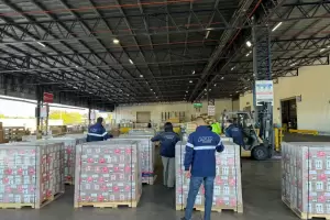 Arrib una nueva carga de repelentes que completan la donacin a Critas