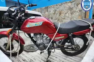 Polic�as secuestran una motocicleta de dudosa procedencia