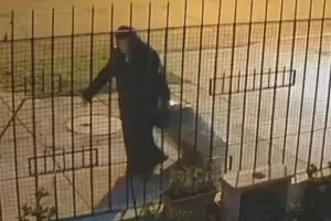 Escalofriante: descubren a una monja trasladando cuerpo de una mujer en una valija