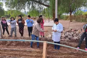 Alumnos de La Ramadita realizan una huerta escolar