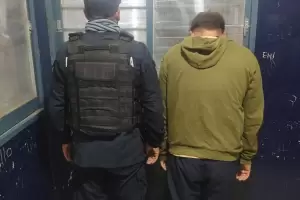 Arrebat� un celular arriba del colectivo, pero lo atraparon cuando escapaba