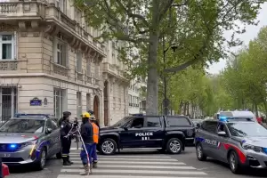 Fuerte operativo en Pars por un hombre que entr al consulado iran con falsos explosivos