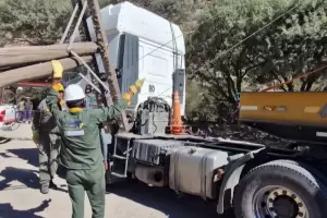 Un camin minero derrib postes de energa y dej sin luz al norte de Beln