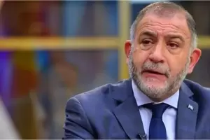 Inslito: Un motochorro le rob el celular a Luis Juez mientras daba una entrevista