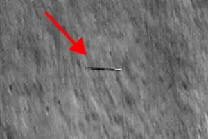 La NASA fotografi un extrao objeto volando sobre la luna
